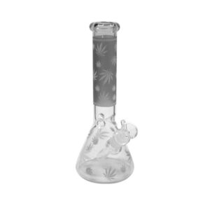 bong de vidrio gris con hojas de cannabis