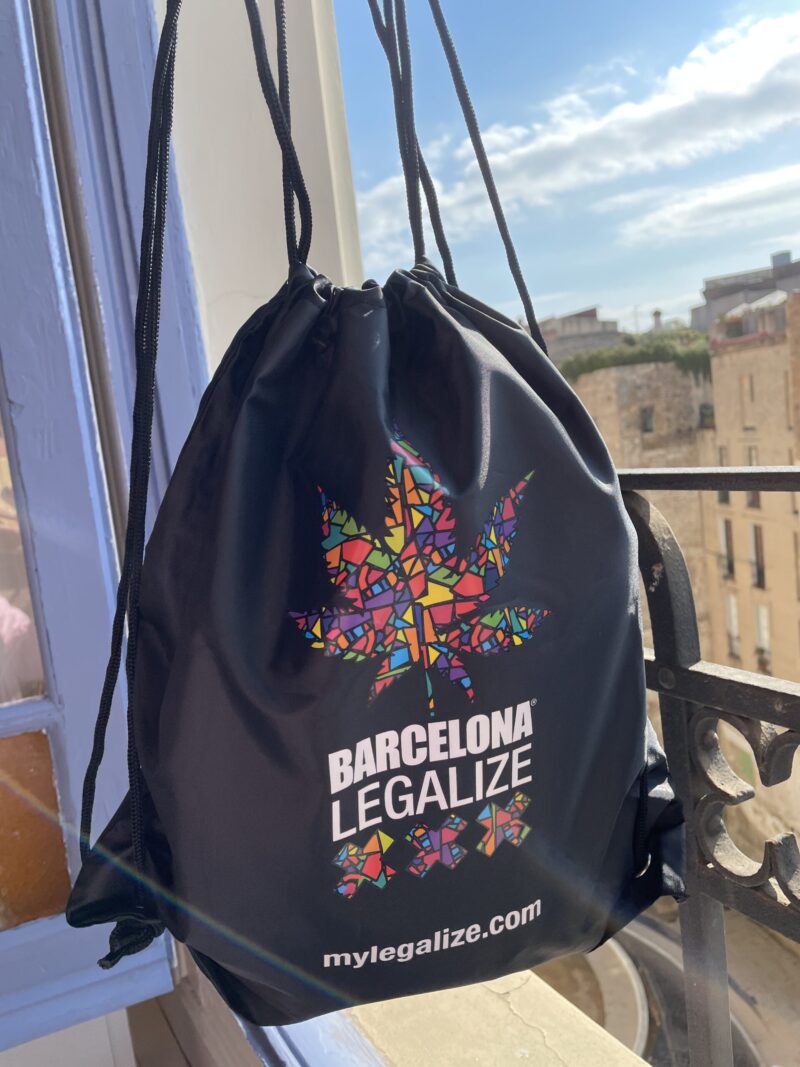 mochila de plastico con logo barcelona legalize