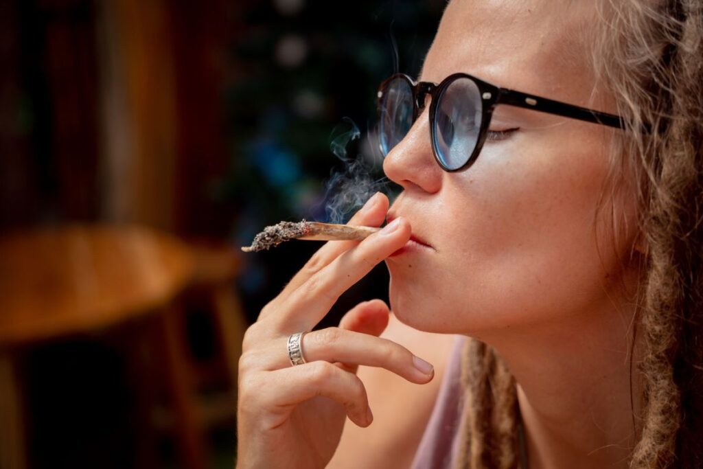 Mujer con tolerancia al cannabis fumando un porro